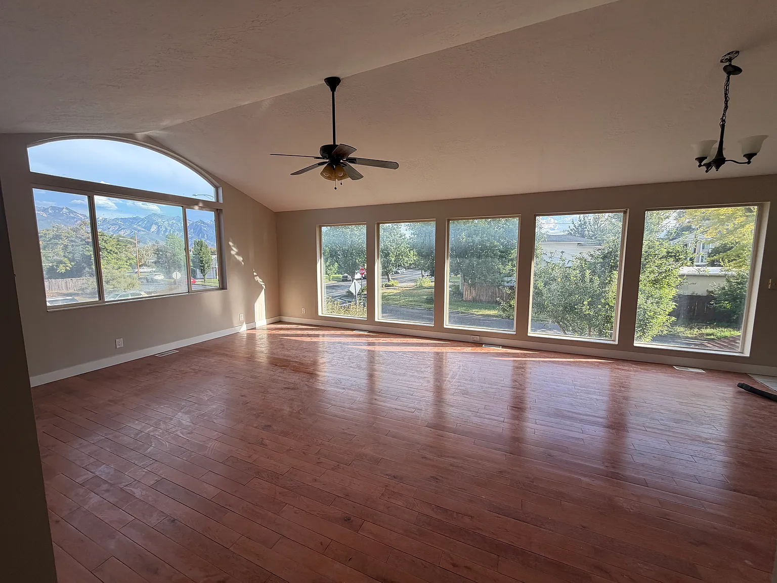 3 bed, 2090 sqft, $3,400 — Photo 2