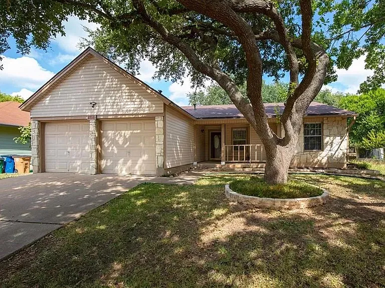 2704 Crownspoint Dr — Photo 1