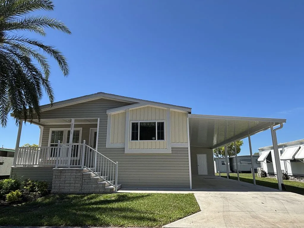 Building Photo - 5631 Pinecrest Dr #166