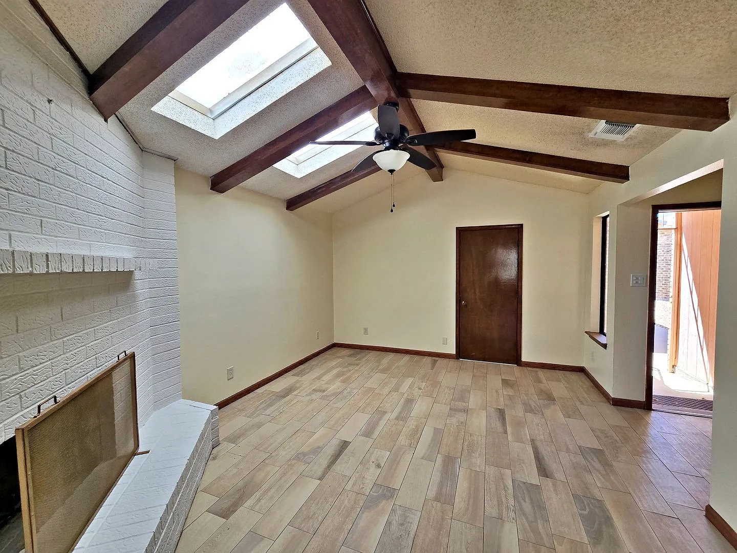 Charming Cul-de-Sac Home with Mountain Views — Photo 4