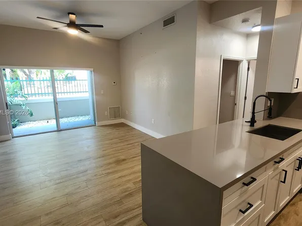 6001 SW 70th St APT 155, South Miami, FL 33143