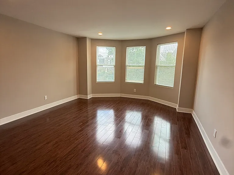 507 E Washington Ln — Photo 24