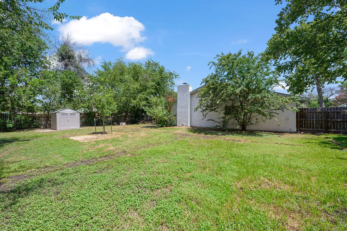 Building Photo - 1904 Montclair Dr