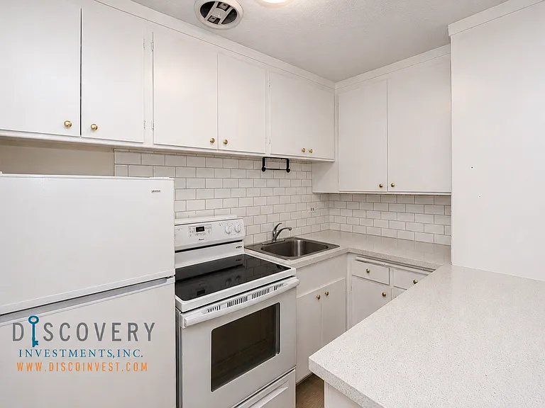 Brandon St. 1730 — Photo 11