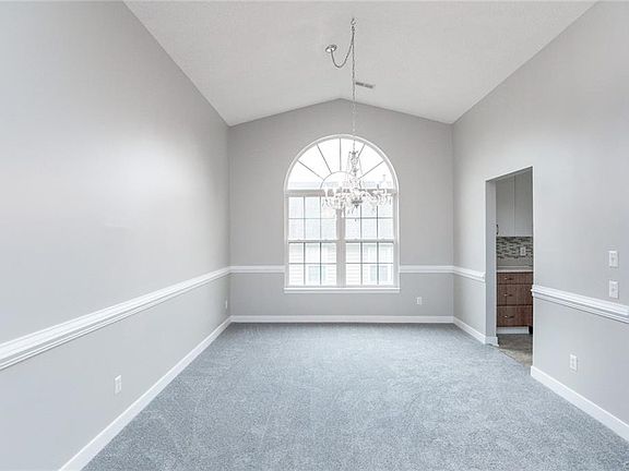 5th image of 608 Muirfield Ct #B