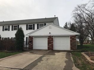 12 Surrey Ct #12, Mentor, OH 44060