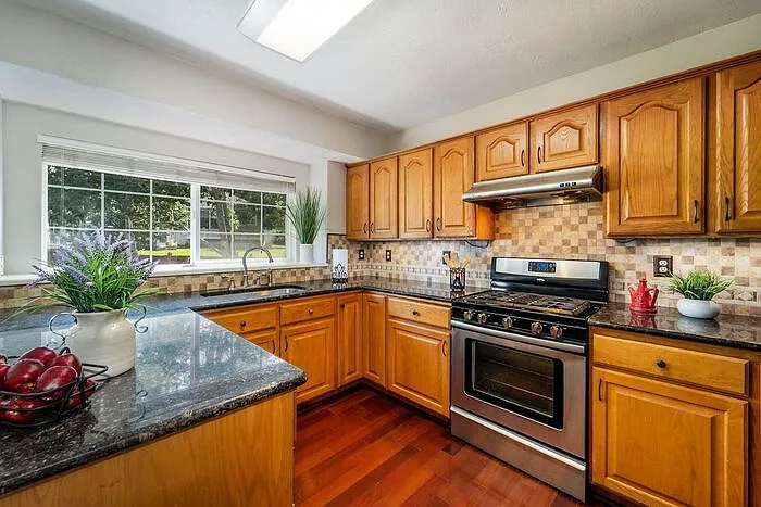 4 bed, 2.5 bath, 2736 sqft, $2,500 — Photo 4