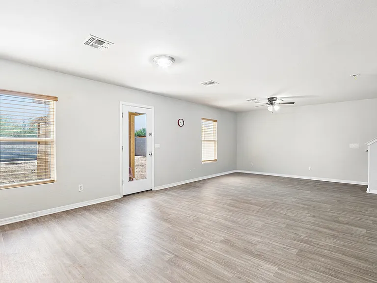 1748 N Logan Ln — Photo 9