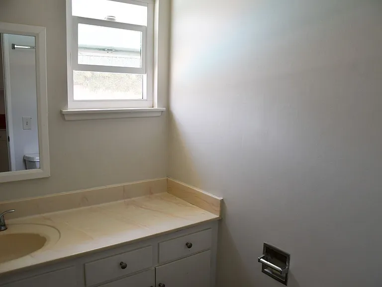 522 E Collins Ave — Photo 32
