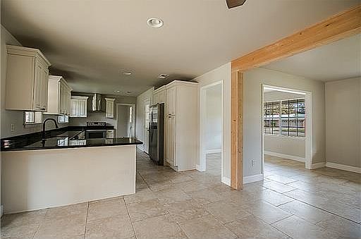 3rd image of 1205 Londonderry Ln
