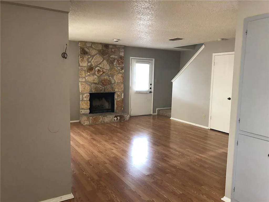 2 bed, 1.5 bath, 1004 sqft, $1,825 — Photo 2
