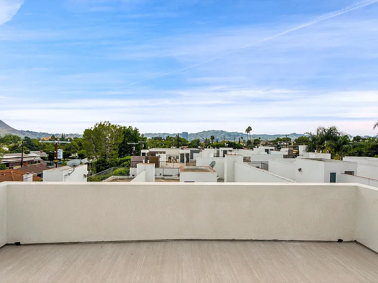 5026 Cahuenga Blvd — Photo 36