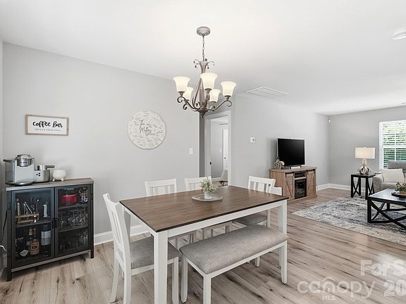 3rd image of 1217 Belmont Circle Dr