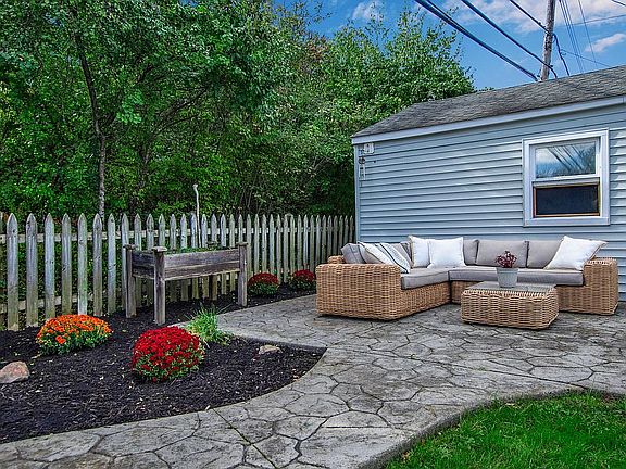 3rd image of 222 Park Forest Dr