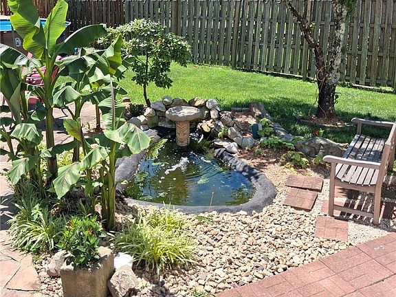 3rd image of 810 Thunderbird Dr