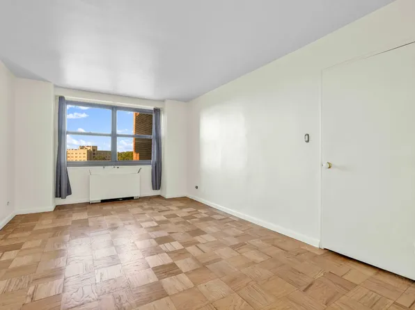 61-20 Grand Central Parkway image 15 of 24