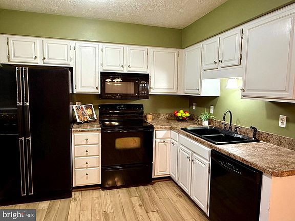 3rd image of 19 Stadium Cir