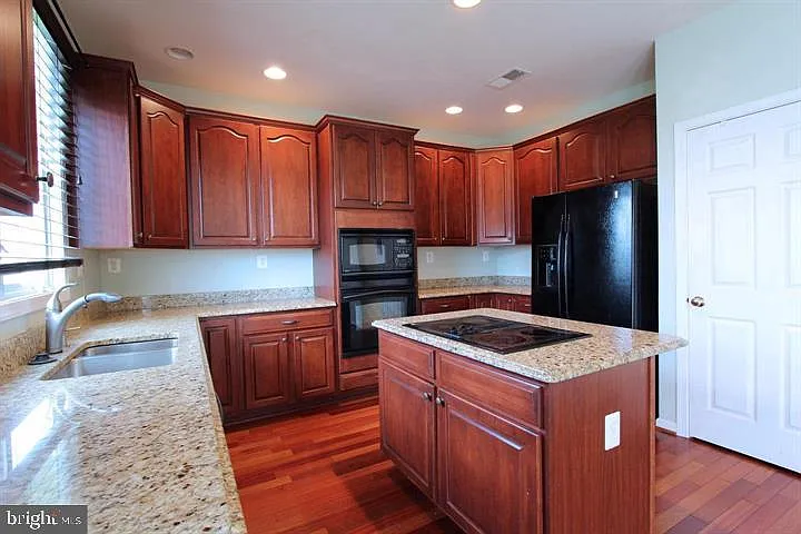 4 bed, 3.5 bath, 4169 sqft, $3,999 — Photo 3