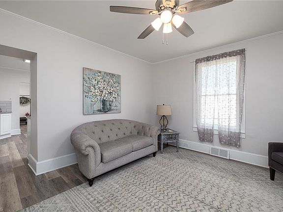 4th image of 1004 Barnes St