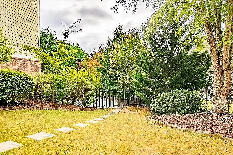 4 bed, 3.5 bath, 3950 sqft, $5,700 — Photo 3
