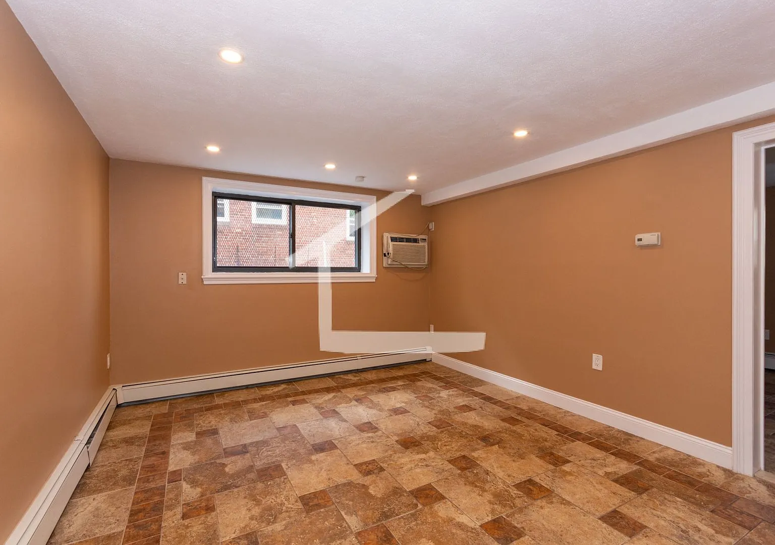 Nicely renovated pet friendly unit for 9/1. — Photo 3