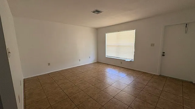 3 bed, 1100 sqft, $2,400 — Photo 3