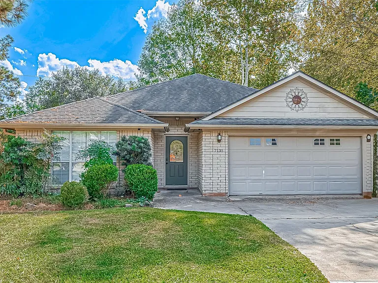 7135 Woodland Oaks — Photo 1