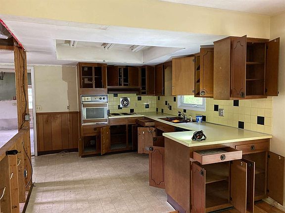3rd image of 8 Grace Dr