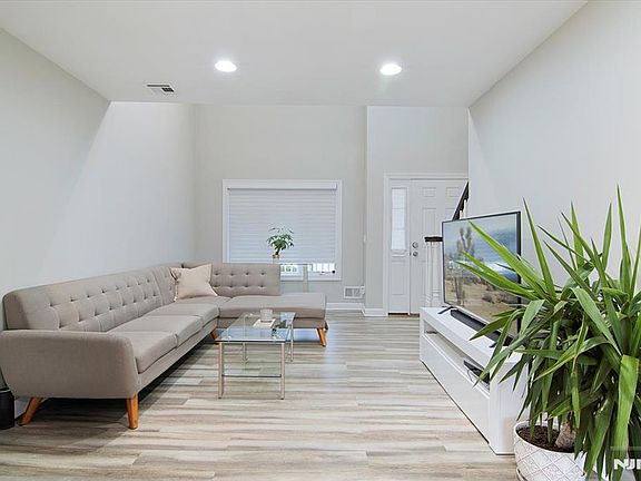 4th image of 471 N Midland Ave APT 10