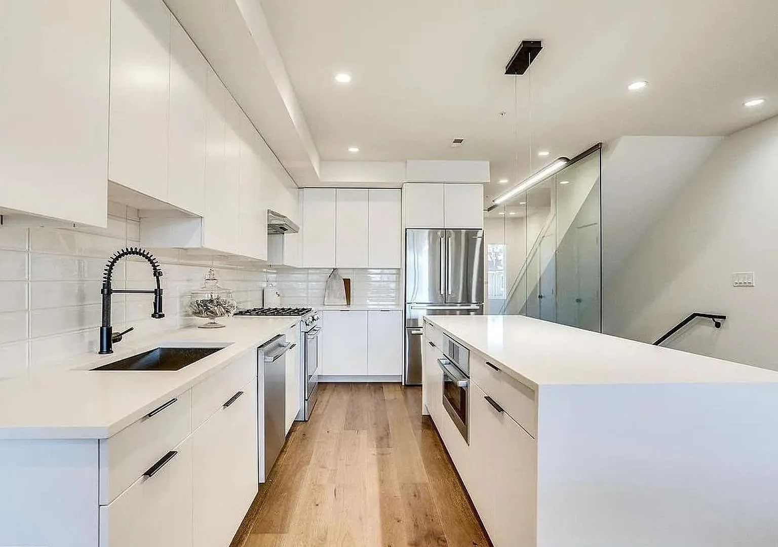 Luxury 3 Bed 3.5 Bath With Parking & Roof Deck — Photo 4