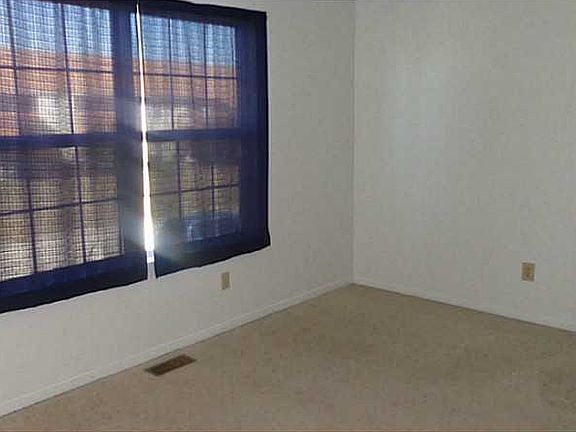 3rd image of 867 E Fleetwood Dr