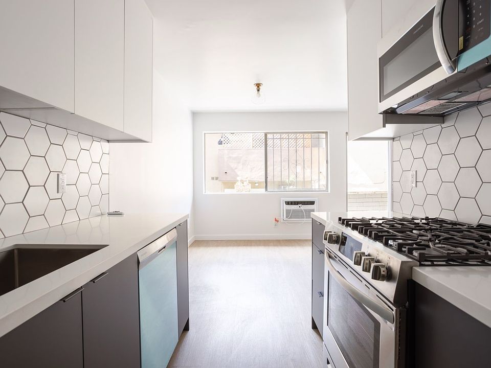 1st image of 727 N Hayworth Ave #6