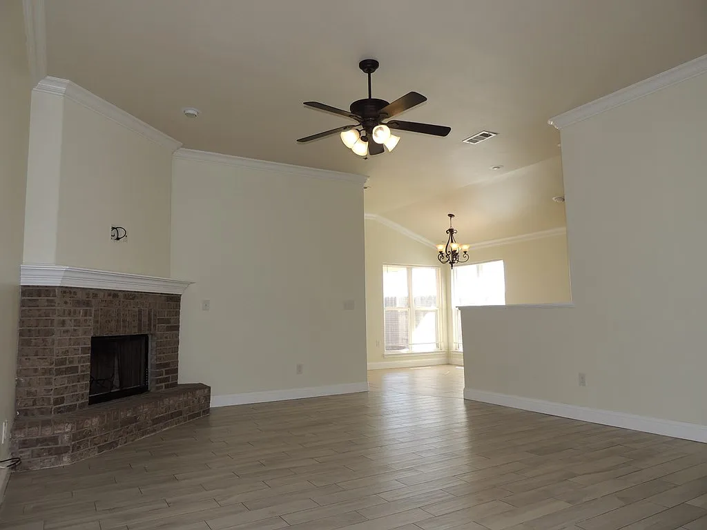 3 bed, 2.0 bath, 1677 sqft, $2,200 — Photo 2