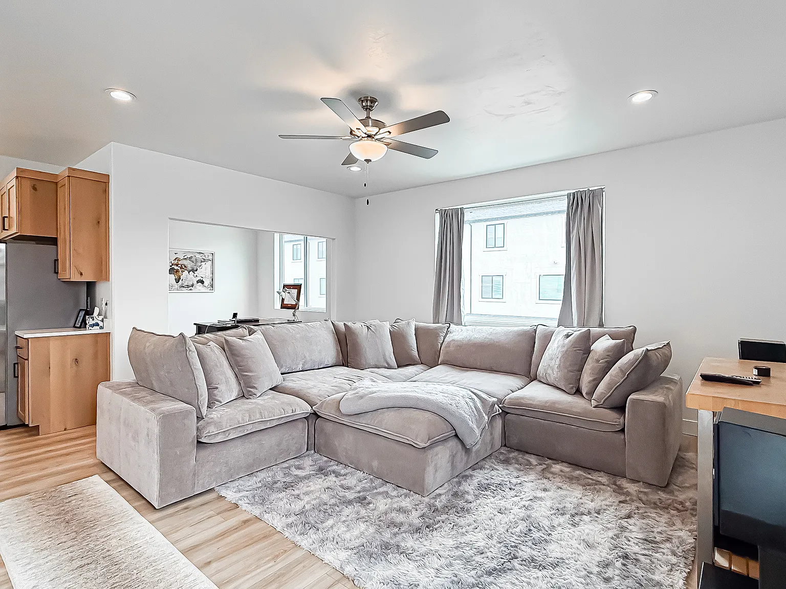 4 bed, 3.5 bath, 2250 sqft, $725 — Photo 2
