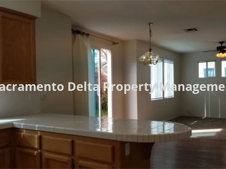 433 Coventry Ct — Photo 6