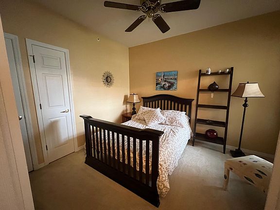 3 rd bedroom: full size bed