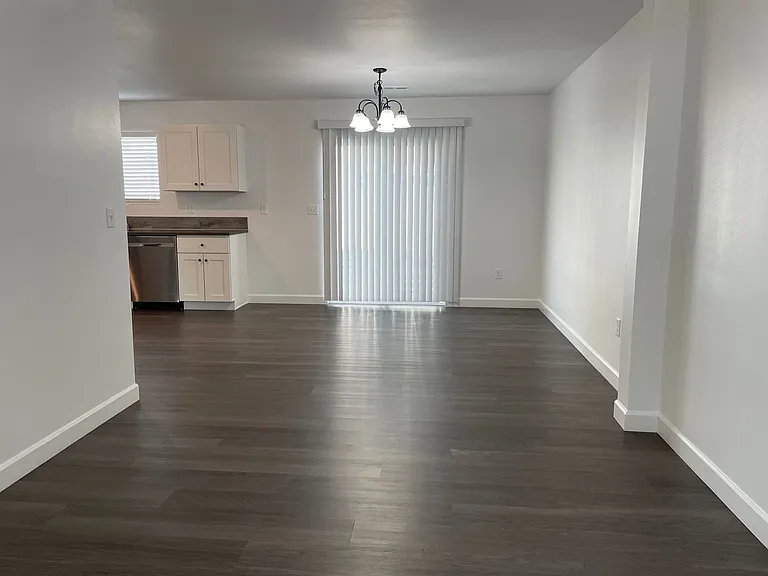 713 3rd Ave NE — Photo 2