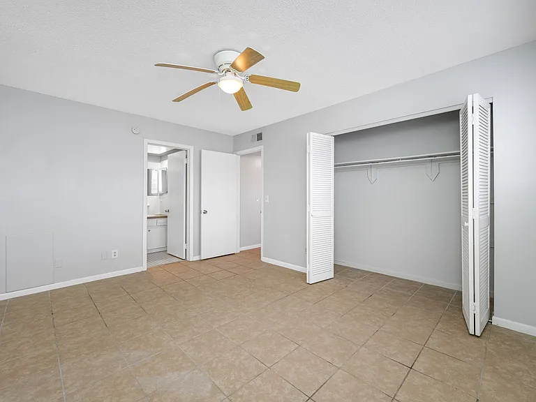 Lake Tarpon Apartments — Photo 51