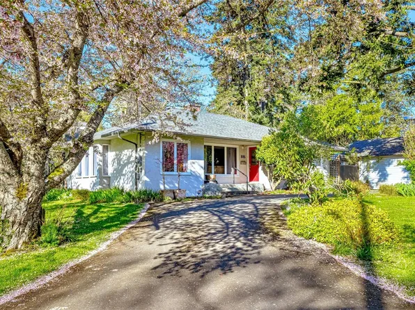 886 Cunningham Rd, Esquimalt, BC V9A 4M6