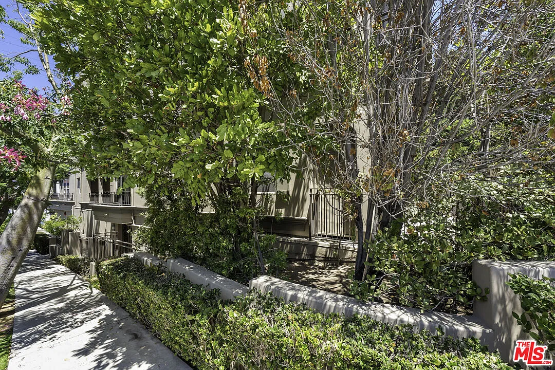 2 bed, 2.0 bath, 1957 sqft, $7,200 — Photo 3