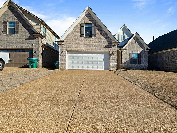 2nd image of 125 Briar Hollow Ln