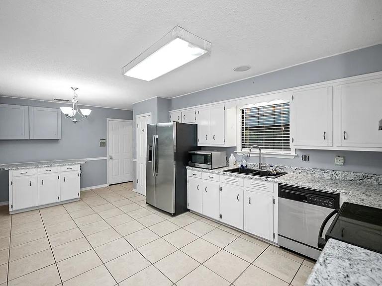 115 Donna Cir — Photo 6