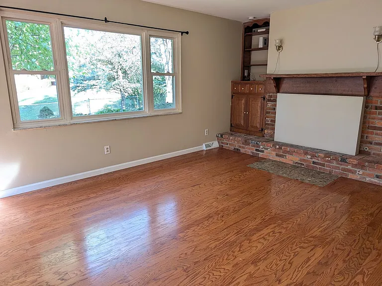 5253 Vernadale Dr — Photo 16