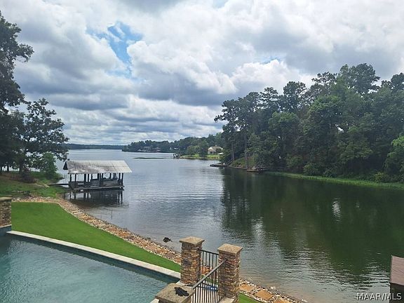 5th image of 560 Lakeshore Dr