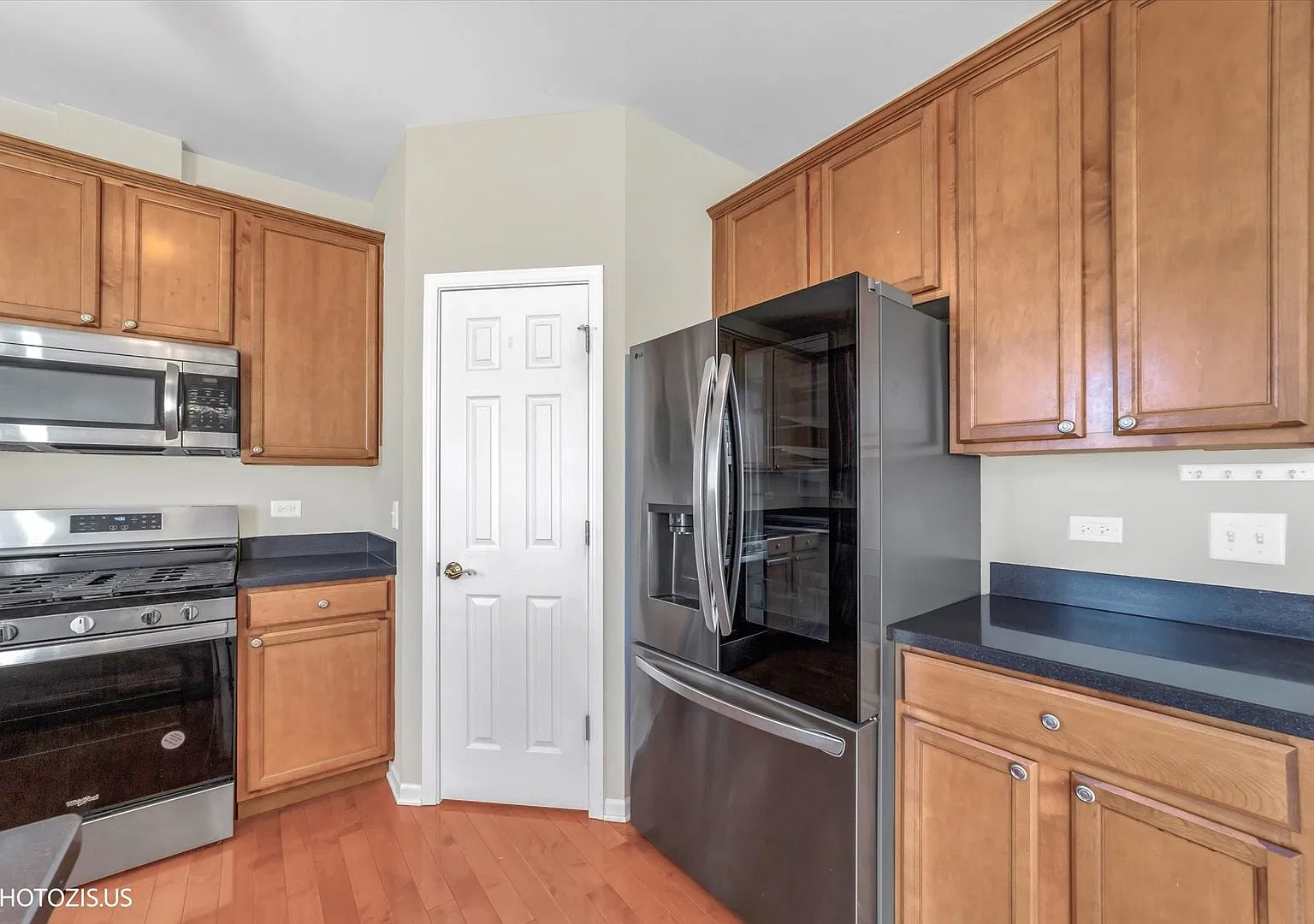 3 bed, 2.5 bath, 1704 sqft, $2,800 — Photo 2