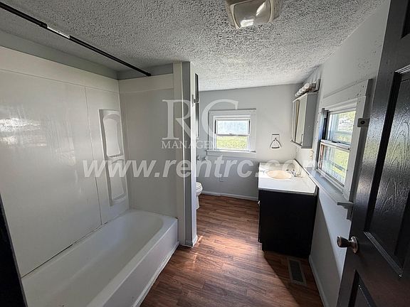 4th image of 712 Commercial St