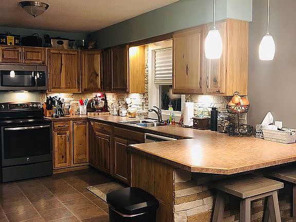 Kitchen with snack bar