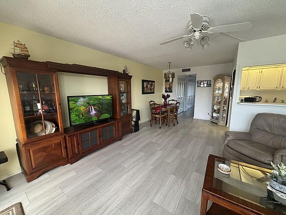 5th image of 4106 Cambridge E #4106