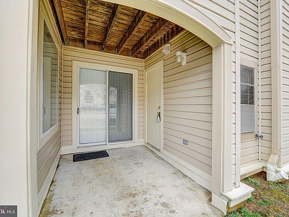 4th image of 10 Hearthstone Ct #D
