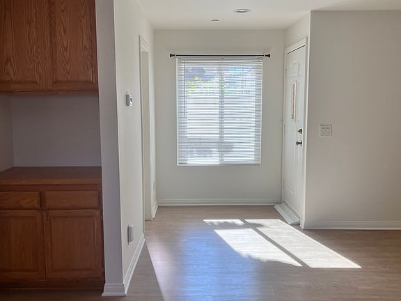5th image of 518 N Mariposa St Unit 102